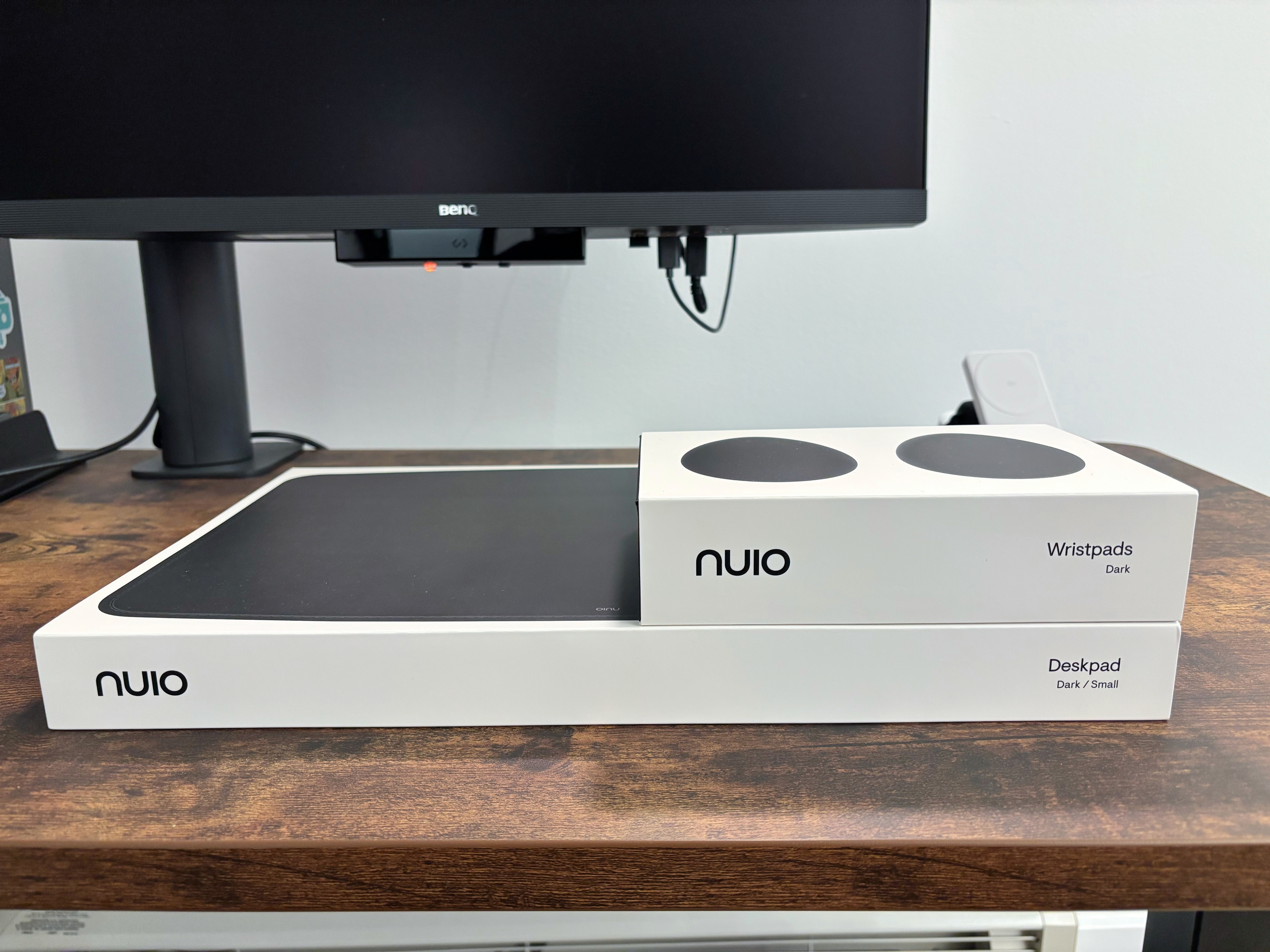 Nuio deskpad and wristpads